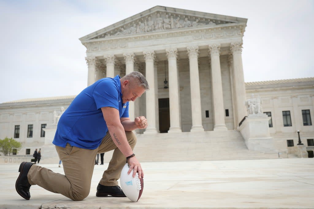  Former Bremerton High School football coach Joe Kennedy takes a knee in front of US Supreme Court  (Getty Images)