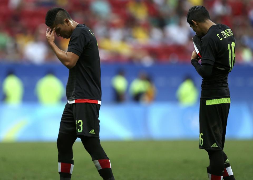 Carlos Salcedo y Carlos Cisneros se lamentan la eliminación en Río 2016. (Foto de: REUTERS/Ueslei Marcelino)