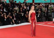 La protagonista de la película de Netflix llegó a la <em>premiere</em> con un vestido rojo de Celine y un peinado con efecto mojado. (Foto: Elisabetta A. Villa / Getty Images)
