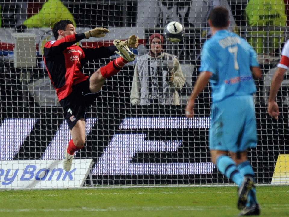 Une longue séquence de possession marseillaise, une frappe des 20 mètres du petit frère Cheyrou, une grosse faute de main d'Hugo Lloris et un débat relancé : Lloris ou Mandanda pour le poste de numéro 1 en Bleus ? En attendant, ça fait 2-2 à la pause.