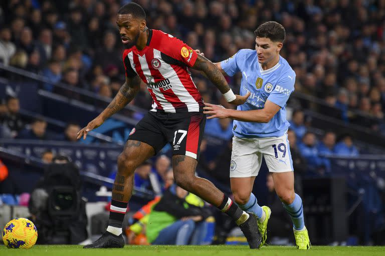 Ivan Toney defiende la pelota ante la marca de Julián Álvarez; el cordobés participó en la jugada del gol del triunfo