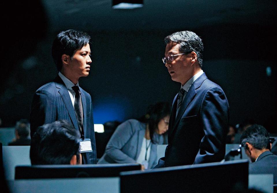 松坂桃李（左）在《新聞記者》飾演情報局官員，具有強烈的正義感。（天馬行空提供）
