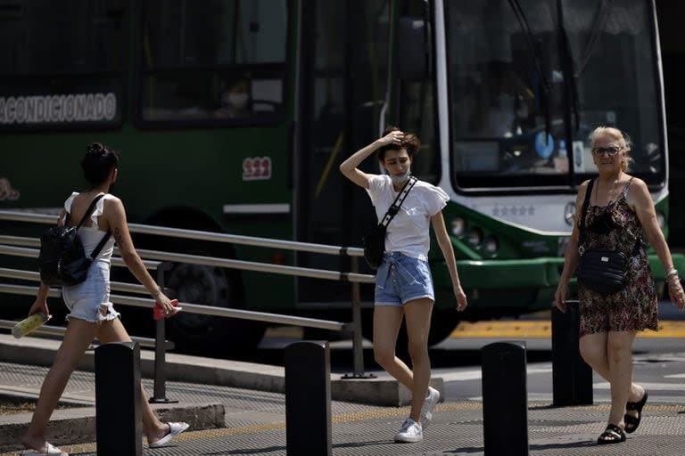 El microcentro de la ciudad de Buenos Aires durante la ola de calor que afecta a varias provincias