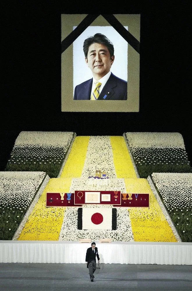 安倍晉三的國葬，採用了他生前最喜歡的富士山造型。&nbsp;&nbsp;&nbsp;圖:翻攝自矢板明夫臉書