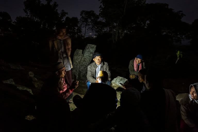 Rituales nocturnos en Gunung Padang, Indonesia. 