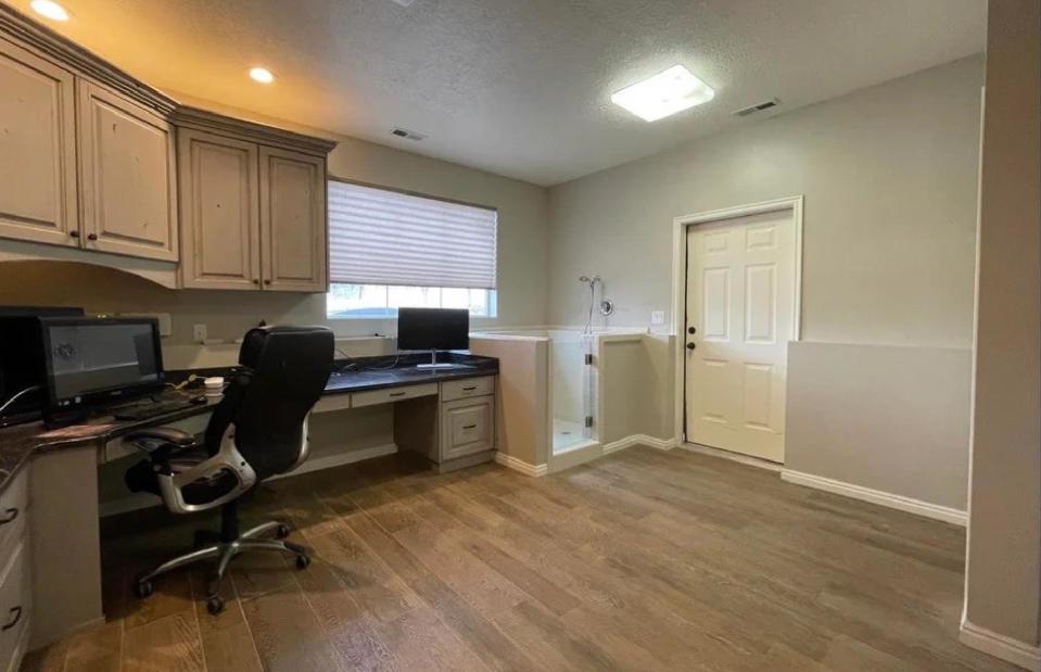 <p>terriblerealestateagentphotos.com</p>