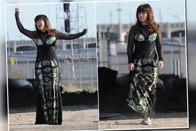 Was uns Kelly Clarkson mit diesem Outfit sagen will: Maxi-Kleider bei einer Körpergröße von 1,61 gehen nicht ohne High Heels. Wie passend, dass sie den Fummel zum Videodreh von „Dark Side“ trug – die dunkle Seite ihres Geschmacks kennen wir damit nun. (Bilder: Getty Images)