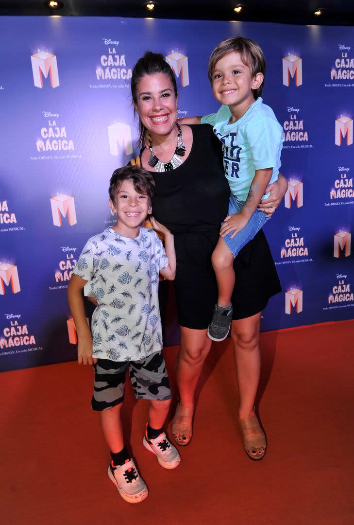 La periodista Cecilia Insigna con sus hijos Valentín y Luca Brancatelli