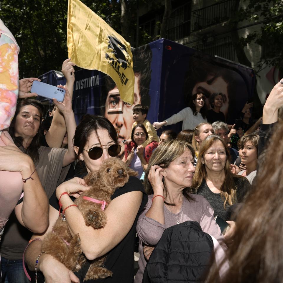 Partidarios de Javier Milei esperan su llegada a un acto de campaña en Buenos Aires, Argentina, el 4 de noviembre de 2023. Milei ha pasado de ser un tertuliano de televisión que lograba audiencias altas con sus desatados arrebatos contra una "casta política” a la que culpaba de los eternos problemas económicos del país, a ser uno de los favoritos a la presidencia del país. El balotaje se celebrará el 19 de noviembre. (AP Foto/Rodrigo Abd)