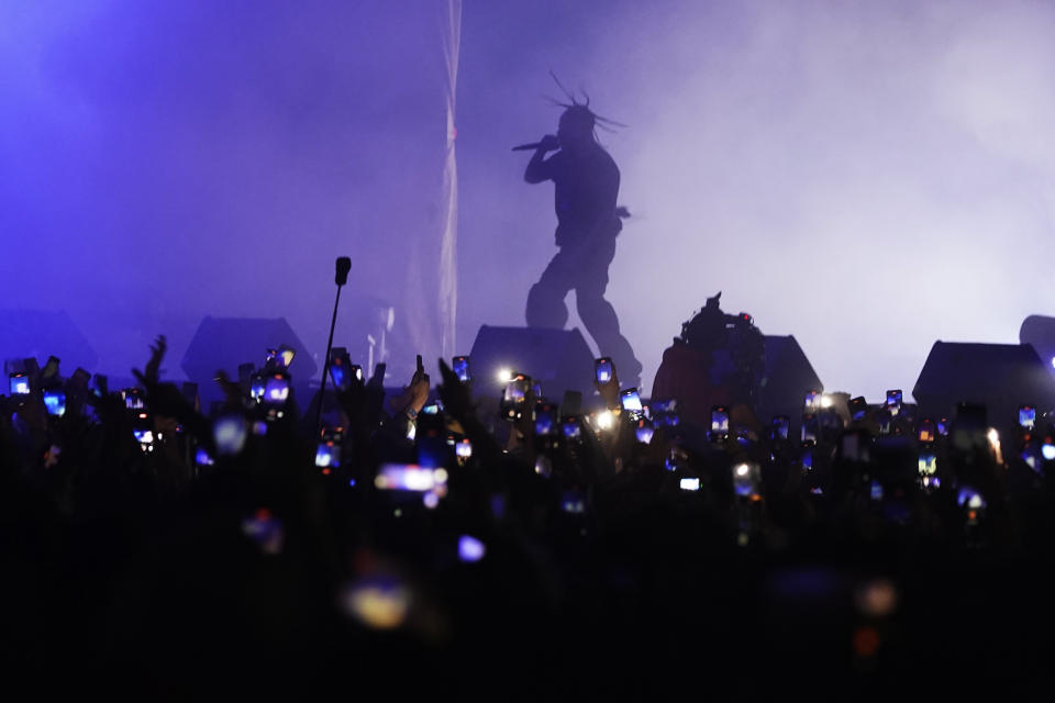 El rapero estadounidense Travis Scott durante su presentación en el festival Axe Ceremonia en el parque Bicentenario en la Ciudad de México el sábado 1 de abril de 2023. (Foto AP/Marco Ugarte)