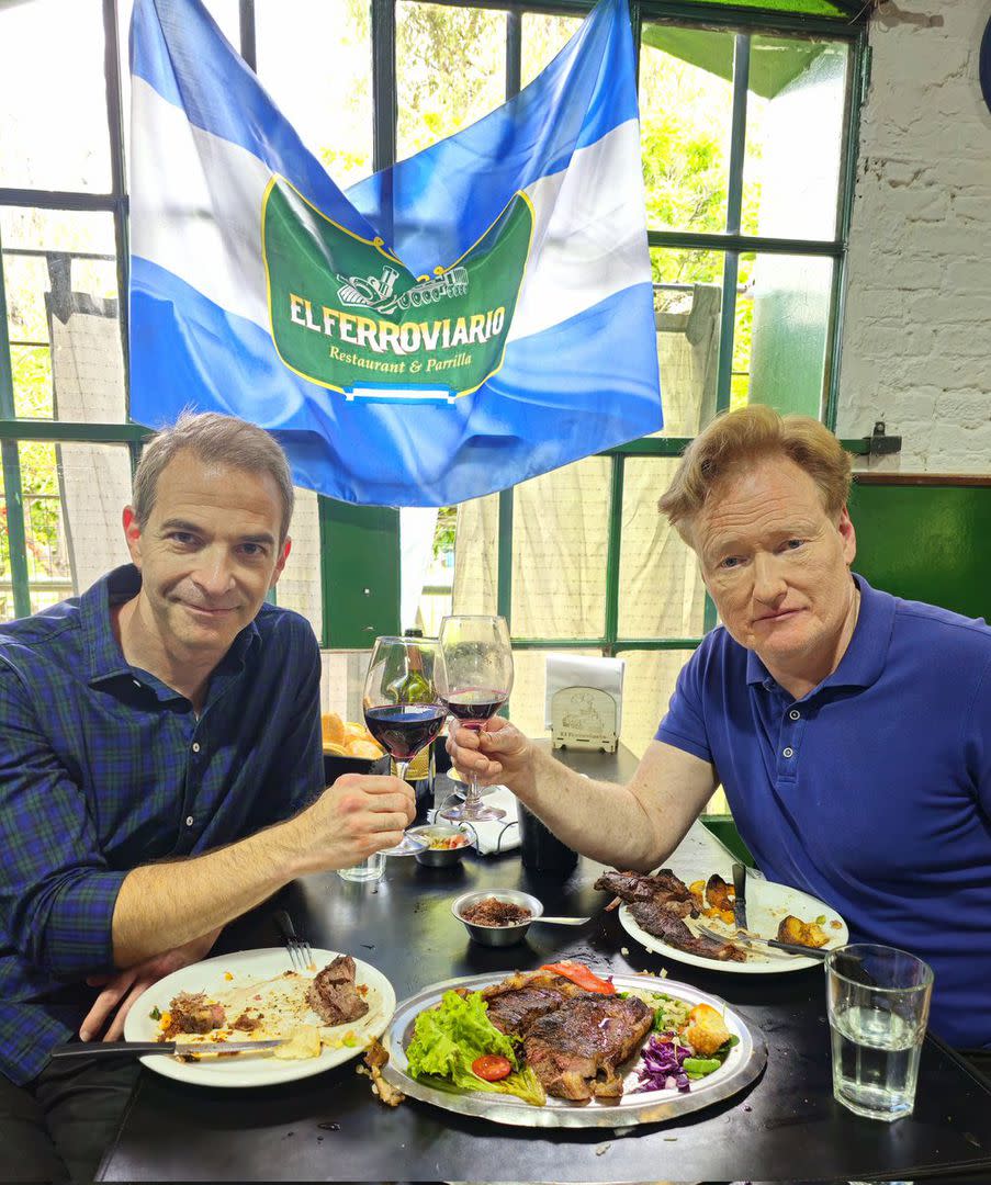 Conan O’Brien almorzando en El Ferroviario de Liniers