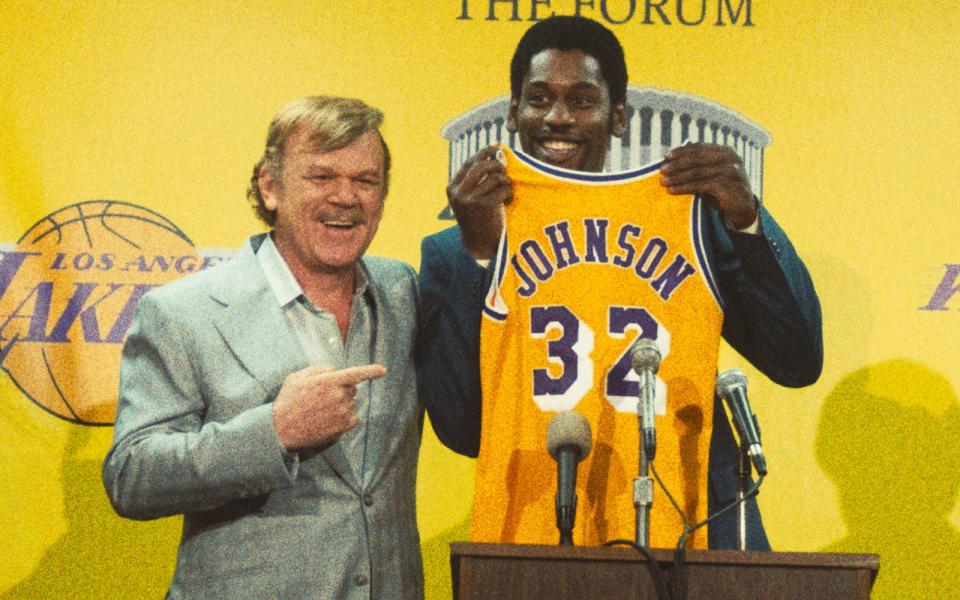 Geschäftsmann Jerry Buss (John C. Reilly, links, mit Quincy Isaiah) führte das Basketball-Team der Los Angeles Lakers nach oben. (Bild: 2022 Home Box Office)