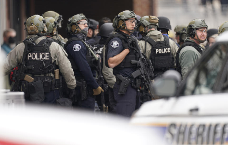 Policías se mantienen atentos frente a una tienda King Soopers en donde se registró un tiroteo el lunes 22 de marzo de 2021, en Boulder, Colorado. (AP Foto/David Zalubowski)