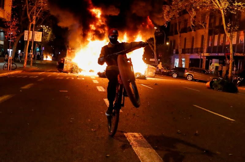 Una persona en bicicleta durante una protesta en Barcelona, España, el 30 de octubre de 2020