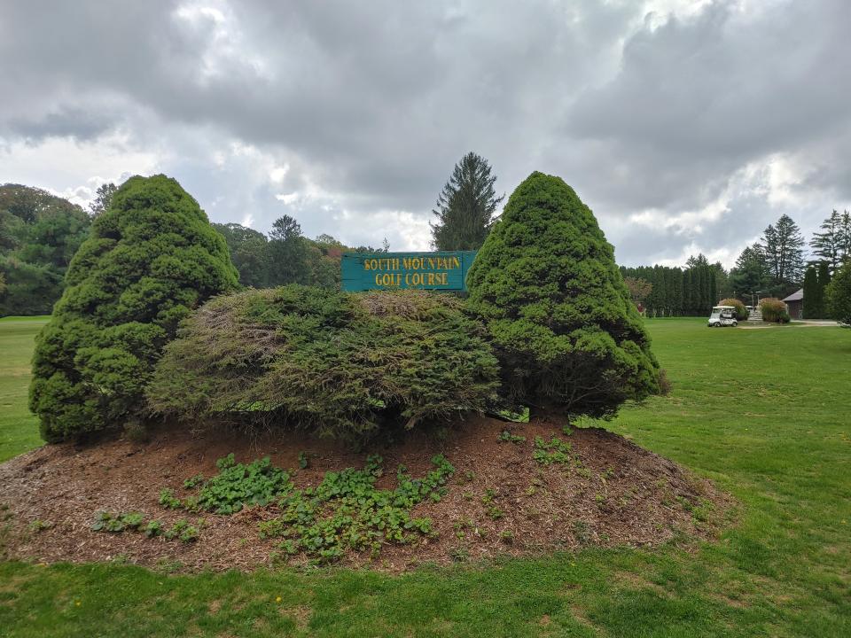 The view at the entrance of South Mountain Golf Course.