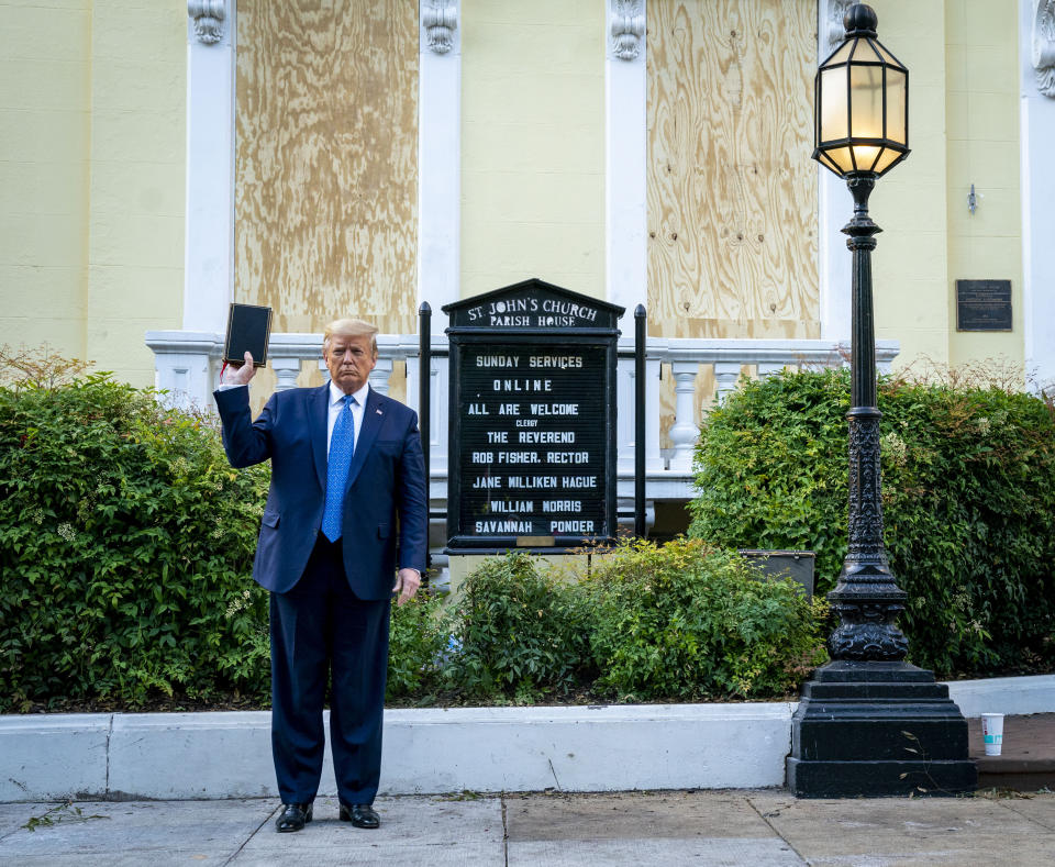 El presidente Donald Trump sostiene una Biblia frente a la Iglesia Episcopal de San Juan en Washington, el 1.° de junio de 2020. (Doug Mills/The New York Times)