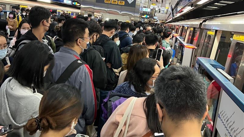 捷運忠孝新生站常湧人潮。（圖／資料照）