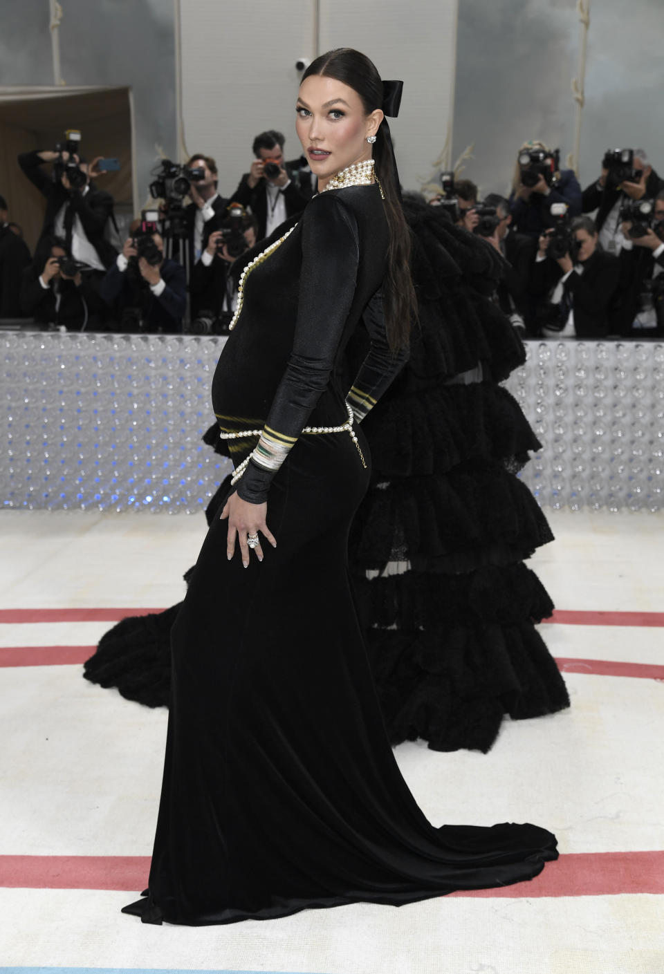 Karlie Kloss llega a la gala del Instituto del Vestido del Museo Metropolitano de Arte para celebrar la inauguración de la exposición "Karl Lagerfeld: A Line of Beauty" el lunes 1 de mayo de 2023 en Nueva York. (Foto Evan Agostini/Invision/AP)