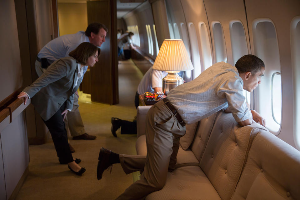 <p>26. Mai 2013: Der Präsident und sein Team blicken aus dem Fenster der Air Force One, um den Tornado-Schaden in Moore, Oklahoma, zu begutachten. Nachdem er in der Tinker Air Force Base gelandet war, unternahm der Präsident einen Spaziergang, um sich den Schaden anzusehen und mit den Betroffenen zu sprechen. </p>