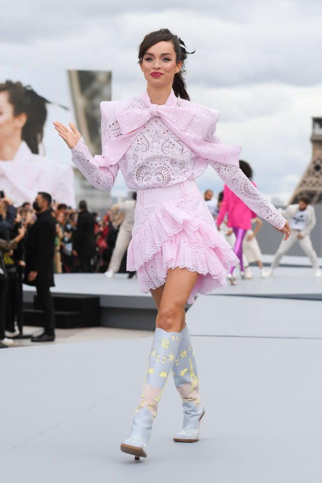 Les celebrites arrivent au defile Chanel au Grand Palais lors de la Fashion  Week Haute Couture collection printemps/ete 2019 de Paris Celebs attending  the Chanel Spring Summer 2019 show as part of