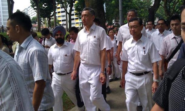 Nomination Day: PM Lee Hsien Loong and DPM Wong Kan Seng arrive at Deyi Secondary School. (Yahoo! photo)