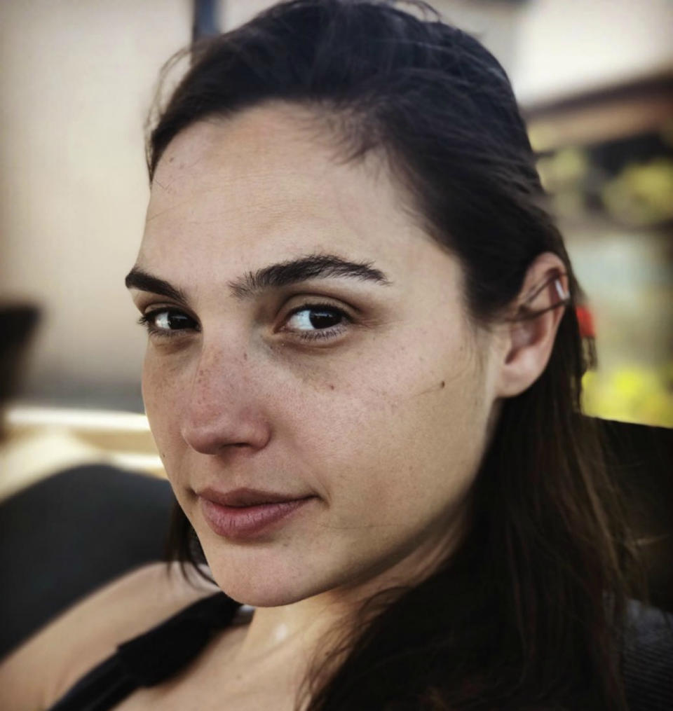 <p>También se ha dejado ver sin maquillaje y tras una larga noche sin dormir. (Foto: Instagram / <a rel="nofollow noopener" href="https://www.instagram.com/gal_gadot/" target="_blank" data-ylk="slk:@gal_gadot;elm:context_link;itc:0;sec:content-canvas" class="link ">@gal_gadot</a>). </p>