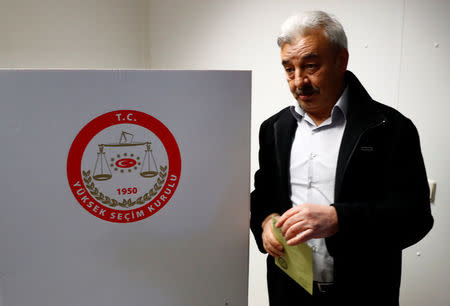 Turkish voters living in Germany cast their ballots on the constitutional referendum at the Turkish consulate in Berlin, Germany, March 27, 2017. REUTERS/Fabrizio Bensch