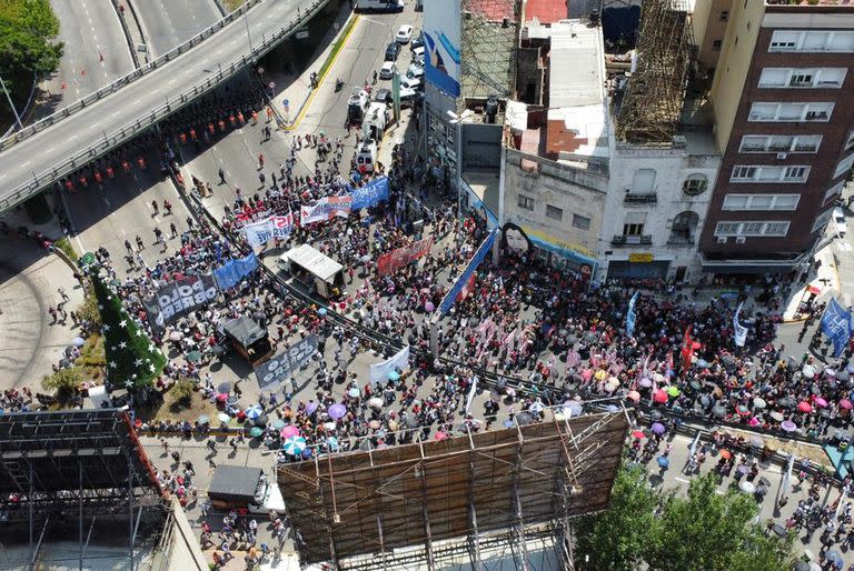 Organizaciones sociales cortan el Puente Pueyrredón