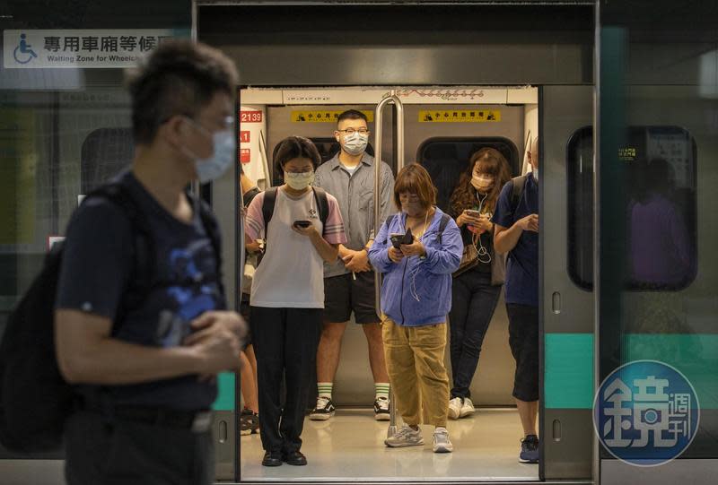 口罩防疫規定今天再度鬆綁，現在連搭乘大眾運輸都已不需要戴口罩了。（示意圖，本刊資料照）