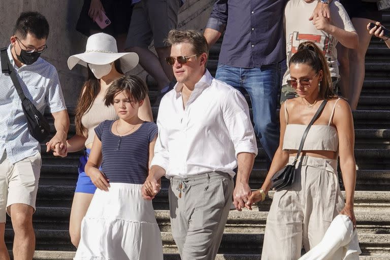 Matt Damon y su esposa Luciana Barroso disfrutando de unas vacaciones de verano con sus hijos y familiares en Roma. Damon y su familia bajaron la Escalera de España en medio de la multitud del sábado por la tarde en Roma antes de dirigirse a cenar en el restaurante del jardín del Hotel De Russie. Tras la cena, entraron en los Museos Vaticanos para realizar una visita privada
