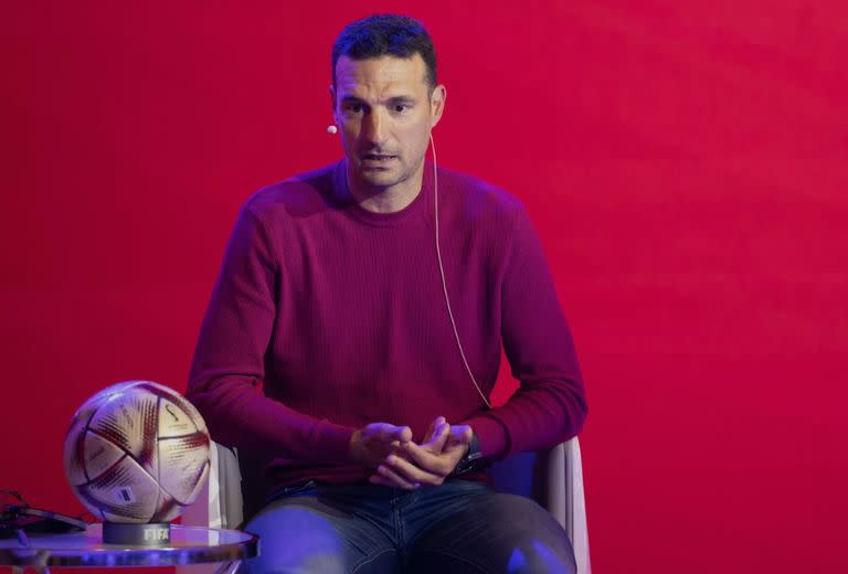 Lionel Scaloni participa del Congreso de entrenadores de la FIFA y estuvo en una entrevista en la TV de Doha.