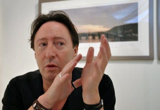 "Hay mucho dinero aquí, es obvio, y la idea es apoyar escuelas" desfavorecidas con la recaudación de la venta de las fotografías, dijo a AFP Julian Lennon, el hijo mayor del 'Beatle' John Lennon, s que llegó a Miami con su muestra 'Alone', serie de imágenes melancólicas. (AFP | Paula Bustamante)