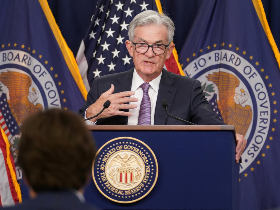 Ketua Dewan Federal Reserve AS Jerome Powell mengadakan konferensi pers setelah Federal Reserve menaikkan suku bunga targetnya sebesar tiga perempat poin persentase di Washington, AS, 21 September 2022. REUTERS/Kevin Lamarque