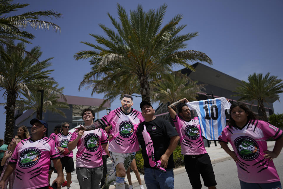 Un grupo de aficionados espera frente al estadio DRV Pink, casa del Inter Miami, para ver a Lionel Messi, el martes 11 de julio de 2023, en Fort Lauderdale, Florida. (AP Foto/Rebecca Blackwell)