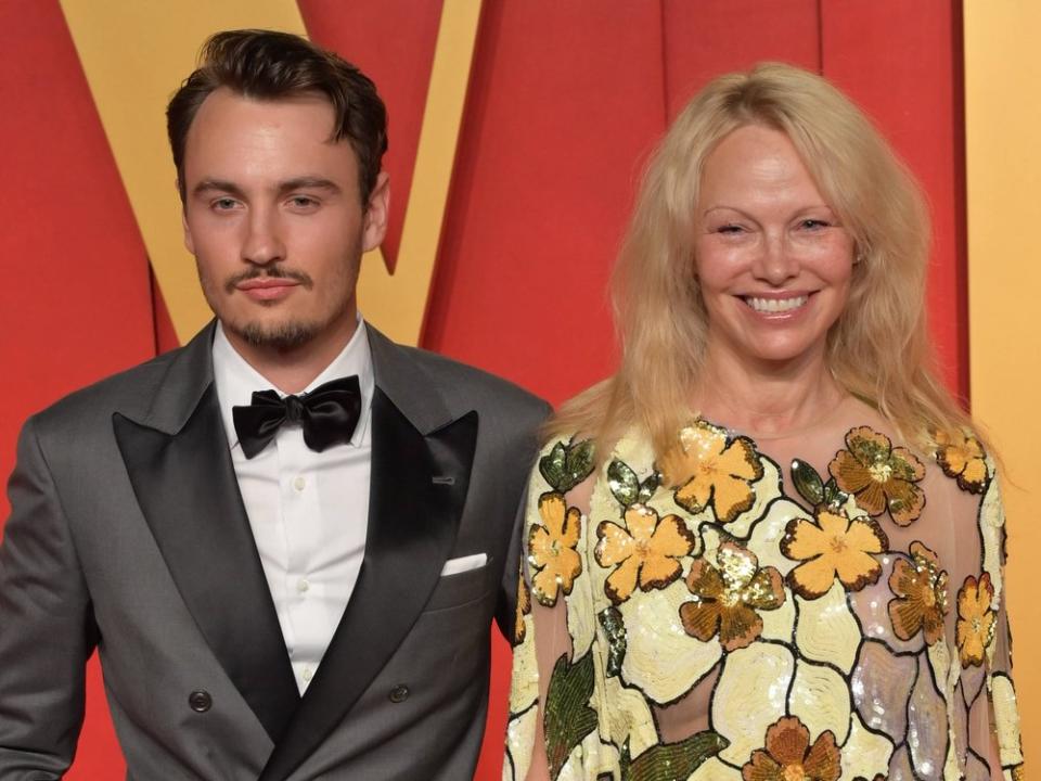 In Begleitung ihres ältesten Sohnes Brandon Thomas Lee strahlte Pamela Anderson ungeschminkt auf dem roten Teppich der Vanity Fair Oscar Party. (Bild: imago/Featureflash)