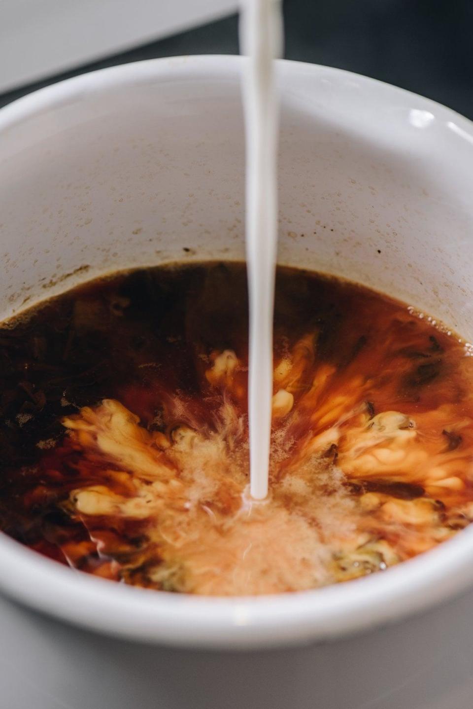 「P&T柏林茶館」的鍋煮奶茶皆為現點現煮，風味甘醇豐厚。（P&T柏林茶館提供）