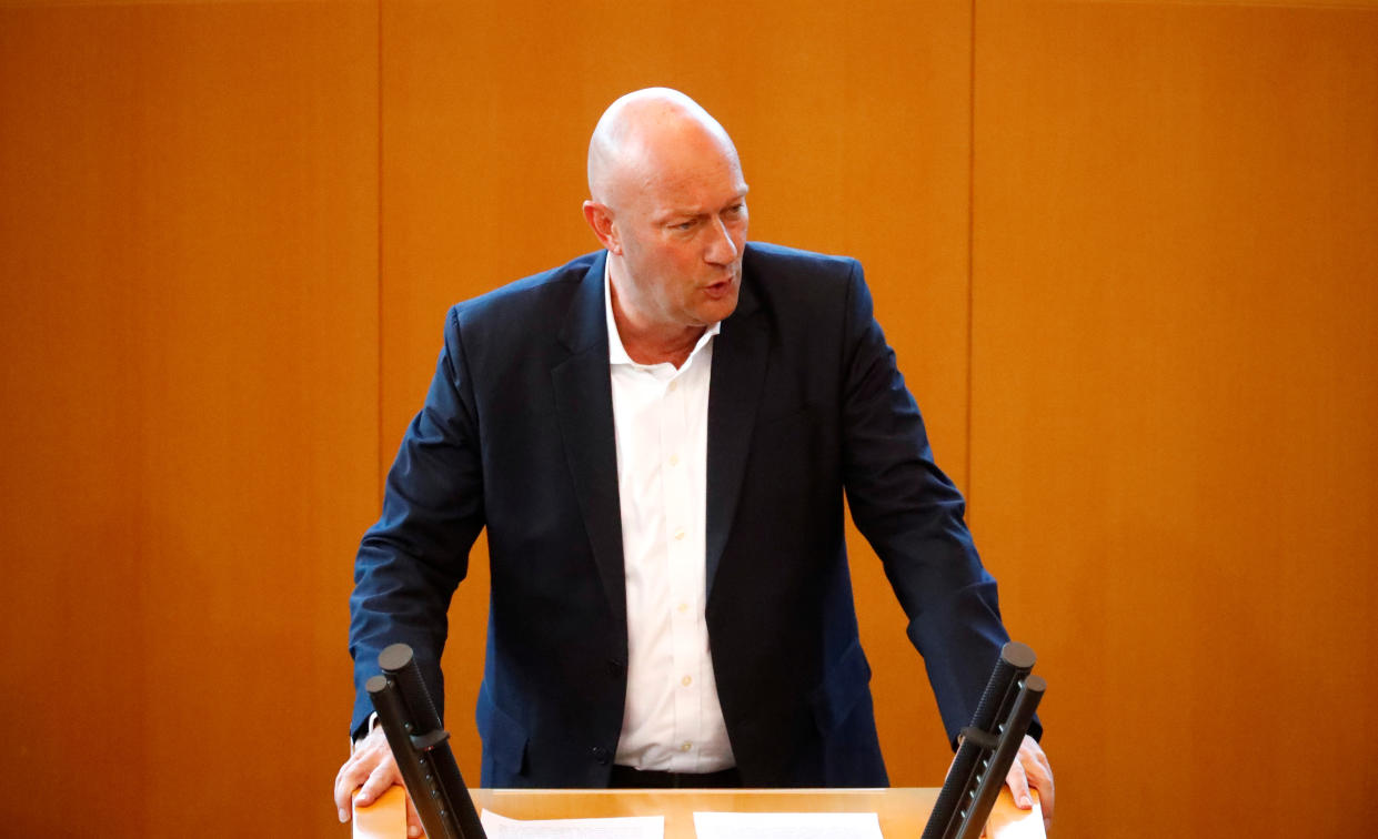 Thomas Kemmerich spricht nach seiner Wahl vor dem Landtag (Bild: Reuters/Hannibal Hanschke)