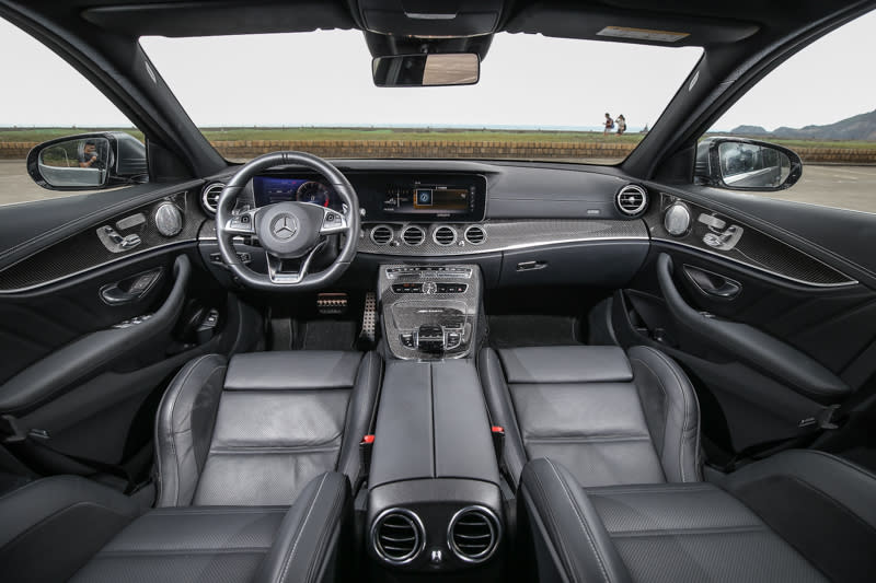 試駕車款選配碳纖維飾板，提升整體的運動氣息。