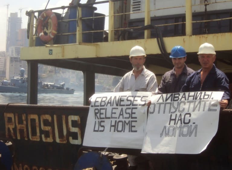 Prokoshev junto a otros de los dos tripulantes retenidos en Beirut.