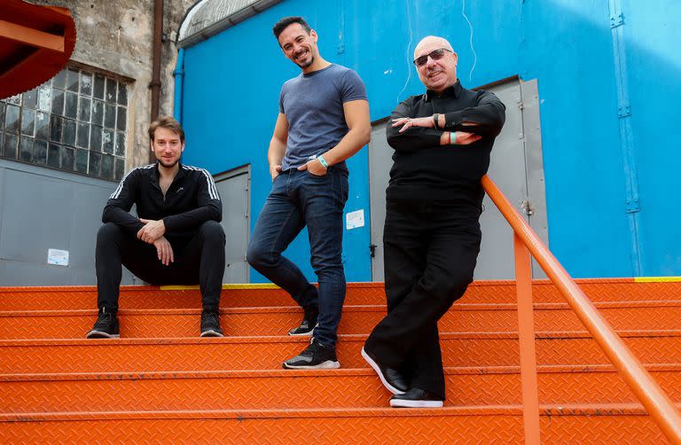 El bailarín y director del BAB Federico Fernández, el coreógrafo Emanuel Abruzzo y el productor artístico Juan Lavanga antes de la "Gala de ballets en la ópera", que se verá este domingo en la Ciudad Cultural Konex