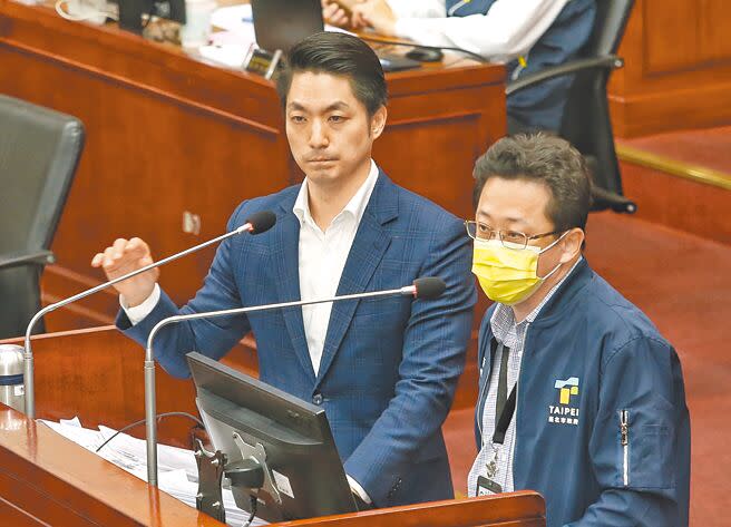 台北市長蔣萬安（左）11日赴議會對寶林茶室食物中毒案專案報告，與北市衛生局長陳彥元（右）一同答詢。（王英豪攝）