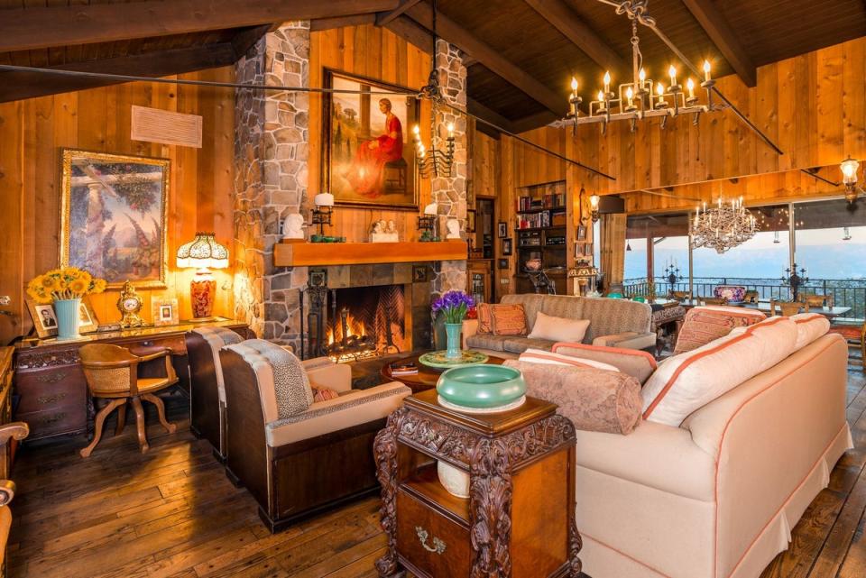 Nice 'N Easy: cosy living space at Sinatra's former desert hideaway (Berkshire Hathaway Homeservices California)