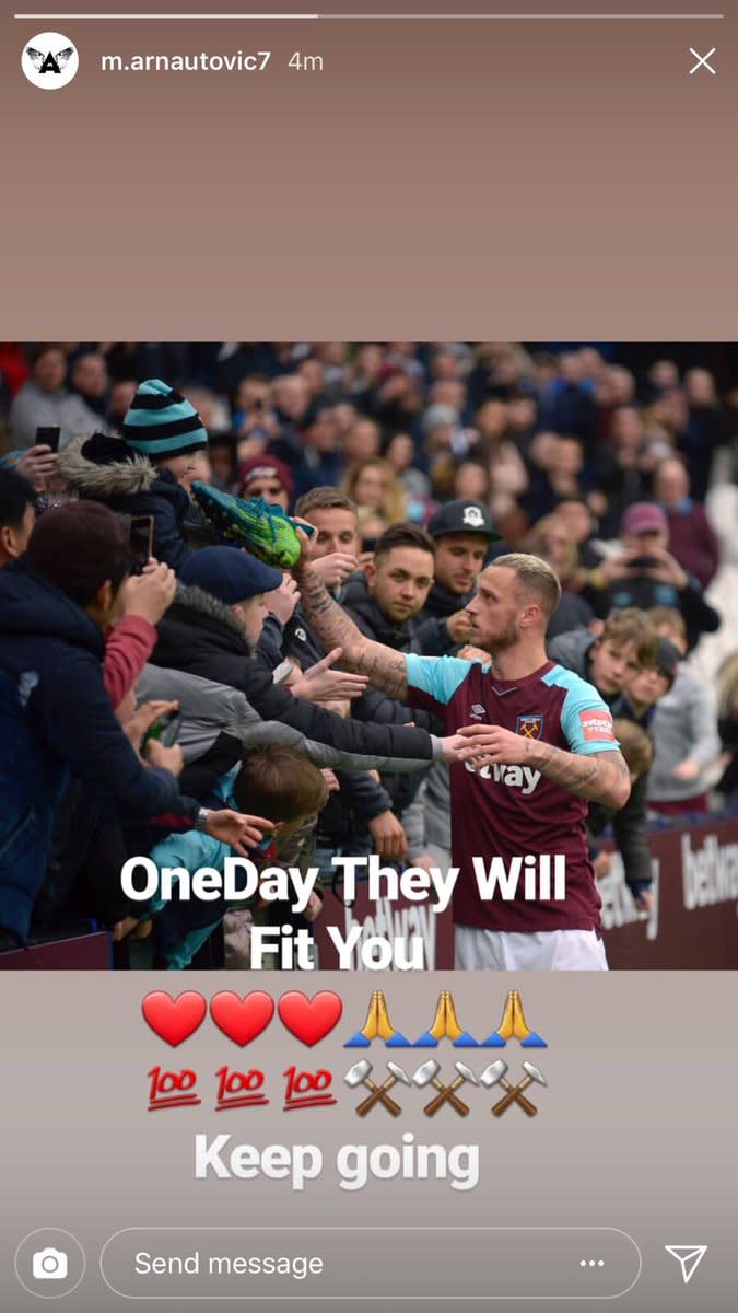 Marko Arnautovic en el momento en que regala sus botas a un tierno fan/ Foto:<a href="https://twitter.com/djstottyimages/status/990640753050357760" rel="nofollow noopener" target="_blank" data-ylk="slk:Twitter/Marko Arnautovic;elm:context_link;itc:0;sec:content-canvas" class="link ">Twitter/Marko Arnautovic</a>