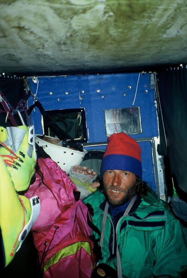 Salvaterra se escondió dentro "caja inglesa," el borde del gran portal metálico dejado por el grupo anterior en la Cara Este del Cerro Torre.