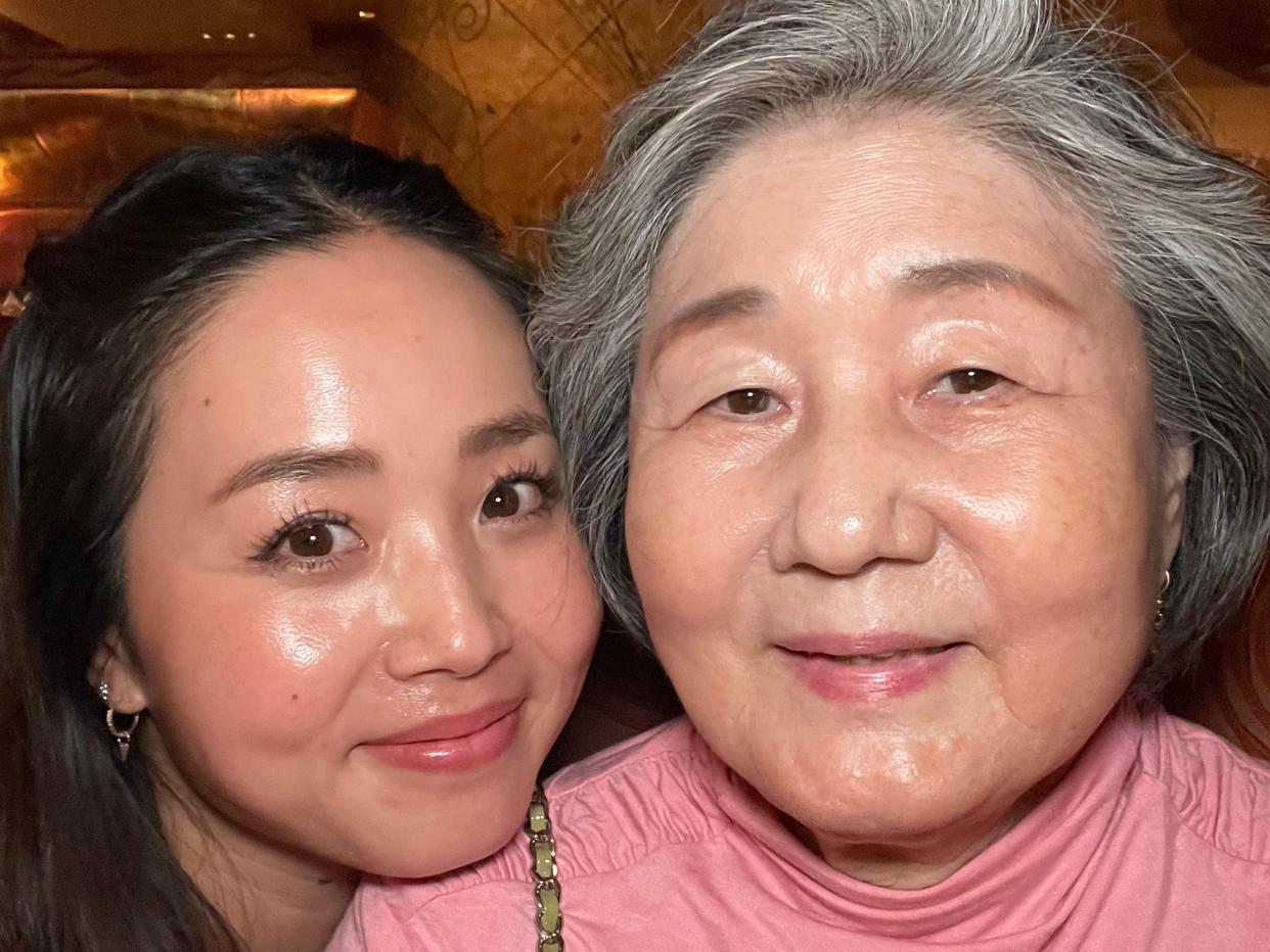 TikTokerin Yuri Lee teilt die Hautpflege-Routine ihrer 80-jährigen Großmutter Toshiko Eto. - Copyright: Yuri Lee