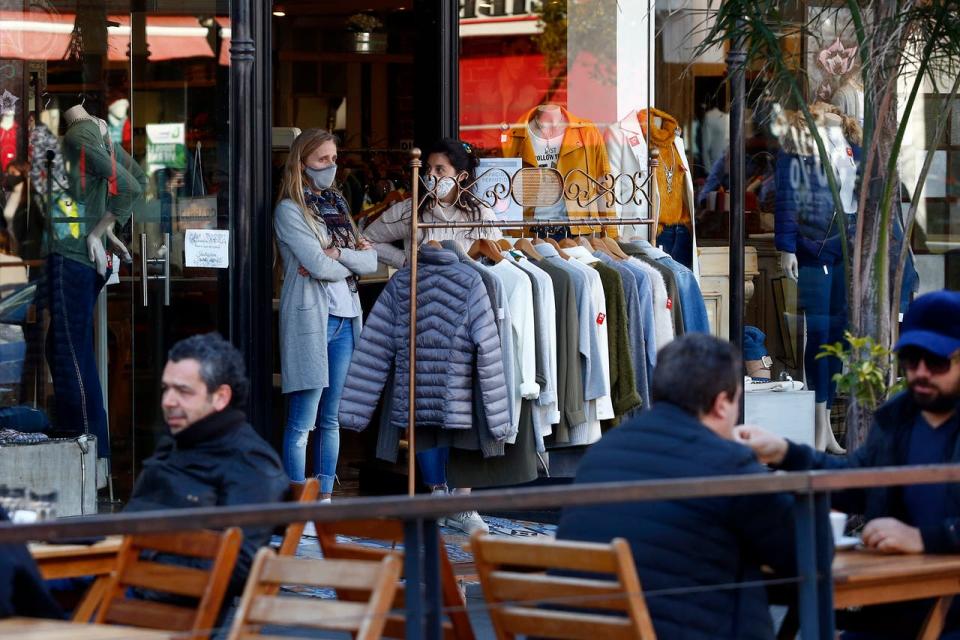 Maniquíes y perchas en la vereda, la inusual protesta de los comerciantes de Mar del Plata