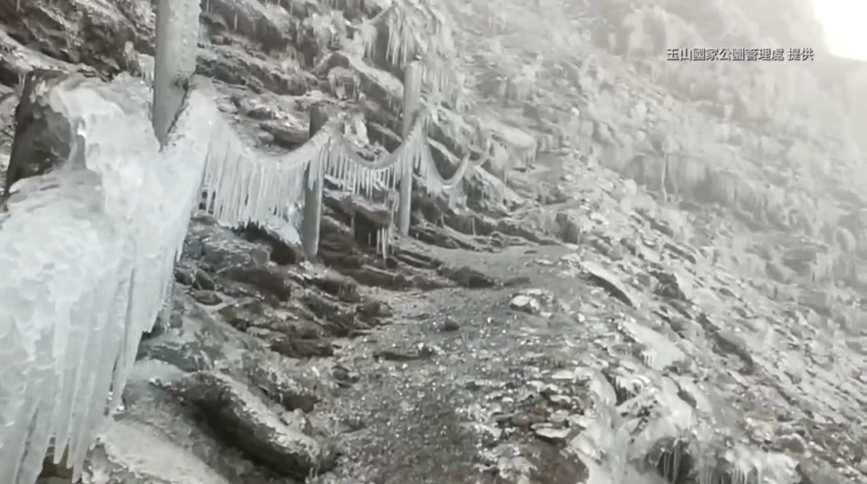 ▼登山步道沿路結冰，鐵鍊都已結滿冰柱。（圖／玉山國家公園管理處 提供）