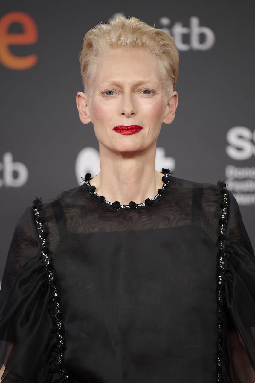 又被Tilda Swinton迷倒！可帥可甜的她，選擇了純黑CHANEL緞面裙裝出席電影節