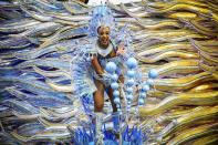 <p>Eine Tänzerin der Samba-Schule Aguia de Ouro bei einem Umzug im Anhembi Sambódromo – eine der Karnevalsparaden in Sao Paulo, Brasilien, 25. Februar 2017. (Bild: Fernando Bizerra Jr./EPA) </p>