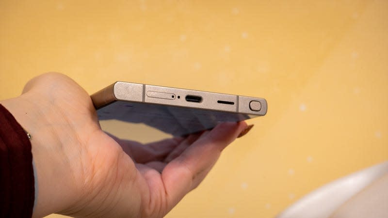 The bottom of the Galaxy S24 Ultra is also showcasing that titanium build. - Photo: Florence Ion / Gizmodo